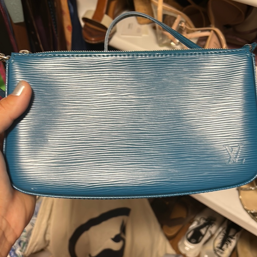Louis Vuitton epi pouchette